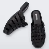Sandalias Melissa Possession estilo gladiadora o de pescador en color negro, confeccionadas en material MelFlex sintético con diseño de tiras entrelazadas, puntera cerrada y tira ajustable con hebilla en el lateral.