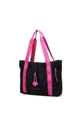 Cartera tipo tote bag color negro con asas de tela fucsia estampadas con el logo "Love Oreiro". Cuenta con cierre de cordón ajustable en la parte superior y un bolsillo frontal con cierre y tirador de labios fucsia.