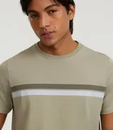 Remera de algodón con cuello redondo, mangas cortas y corte regular. Presenta un diseño con franjas horizontales en tonos contrastantes en la parte superior del pecho.