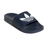 Ojotas tipo slide Adidas Adilette Lite, color azul marino oscuro con la suela y la plantilla del mismo color. La tira superior ancha presenta el logo del trébol (Trefoil) de Adidas Originals en color blanco.