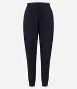 Pantalón jogger deportivo de microfibra, color tostado, con cintura elástica ajustable y puños elásticos en los tobillos. Diseño funcional y liviano, ideal para actividades físicas.