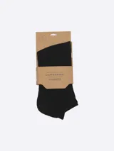 Par de soquetes de algodón color negro, con diseño liso y elástico en la parte superior.