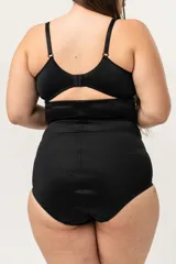 Faja abdominal negra de alta contención, con refuerzo frontal, ganchos reforzados laterales, breteles desmontables regulables y broches en la entrepierna.