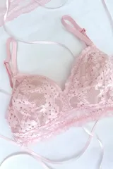 Bralette de encaje color acqua con forro interno, breteles regulables y cierre de ganchos en la espalda.