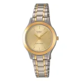 Reloj analógico Casio de cuarzo con caja y malla de acero inoxidable en combinación de tonos plateado y dorado. Presenta una esfera redonda de color dorado con manecillas e índices minimalistas.