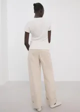 Camiseta blanca de manga corta y cuello redondo, de corte recto confeccionada en mezcla de algodón y modal.