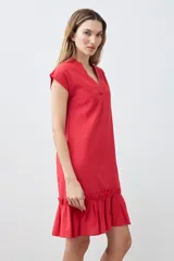 Vestido corto de color rojo con cuello en V, mangas cortas integradas y un detalle de volado en el ruedo. Presenta un diseño de silueta holgada y minimalista.