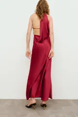 Vestido largo de satén color lila, con cuello halter y diseño fluido.