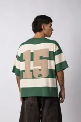 Remera de tejido de punto con diseño de rayas horizontales anchas en color bordó y crema, de corte holgado y cuello redondo.