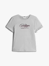 Remera de cuello redondo confeccionada en puro algodón, con corte regular y mangas cortas. Presenta un logo bordado en el pecho con tipografía script y el logo distintivo de la marca bordado en la manga.