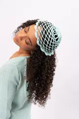 Casquete tejido a mano en algodón color celeste.