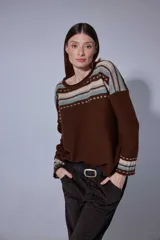 Blazer de pana color crema con solapas clásicas, cierre frontal de un botón y puños con detalle de tejido a rayas. Presenta un corte estructurado y elegante.