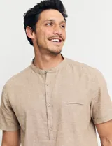 Camisa de manga corta con cuello mao y cierre frontal parcial con botones de coco. Confeccionada en una mezcla de lino y algodón.