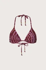 Top de bikini triangular color bordó y rosa con estampado animal print, tirantes ajustables y detalle de tachas metálicas.