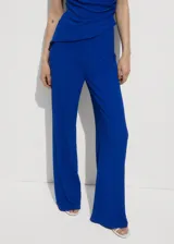 Pantalón de corte recto y tiro alto, confeccionado en tejido fluido con textura. Presenta cintura elástica para mayor comodidad.