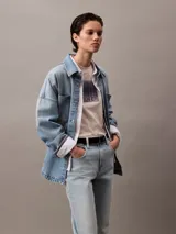 Pantalón de jean celeste de corte recto y tiro alto.