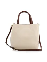 Cartera tipo tote de cuero color crudo con detalles en marrón. Tiene doble asa corta, correa larga extraíble, cierre con broche metálico, logo metálico frontal y bolsillo interno con cierre. Diseñada en Uruguay y fabricada en Brasil.