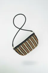 Cartera de mano tipo clutch, de cuero trenzado a mano en color negro y beige, con diseño de rayas verticales.