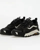 Championes Vans Crosspath XC de diseño técnico y todoterreno. Presentan una parte superior de malla, ante y textiles en color negro con detalles en gris. Incorporan suela Vibram para mayor tracción, entresuela con amortiguación UltraCush y sistema de cordones con clip para un ajuste rápido.