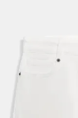 Jeans de tiro alto con corte wide leg y largo completo. Presenta diseño de cinco bolsillos, trabillas en la cintura y cierre frontal con cremallera y botón, con un acabado de efecto lavado.