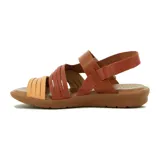 Sandalias planas de cuero en tonos marrones y mostaza, con tiras cruzadas en el empeine y tira ajustable en el talón.