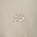 Canguro color crema con capucha, bolsillo tipo canguro y logo bordado en el pecho.