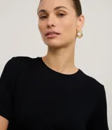 Blusa básica de viscosa color bordó, de corte ajustado, con cuello redondo y mangas cortas.
