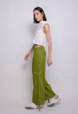 Pantalón verde oliva de lino y viscosa, corte palazzo, con bolsillos cargo laterales, cintura elástica ajustable con cordón y tobillos ajustables con lazos.