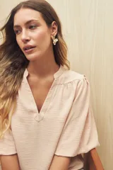 Blusa negra de silueta relajada con escote en V y mangas 3/4 con frunces en los hombros.