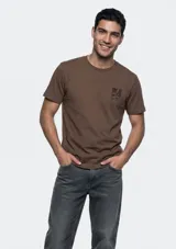 Remera de manga corta color amarillo claro con pequeño estampado gráfico en el pecho.