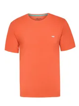 Remera de jersey de algodón orgánico, color naranja, de manga corta, cuello redondo y calce regular. Cuenta con un pequeño parche bordado del logo en el pecho en contraste.