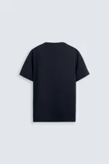 Camiseta slim fit de manga corta y cuello redondo, confeccionada en tejido de algodón con elasticidad.
