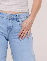 Jean wide leg de tiro medio, marca DJEANS, en tono azul claro con efecto acid wash. Presenta pretina con pasadores, cierre y botón, bolsillos delanteros inclinados y bolsillos traseros aplicados.