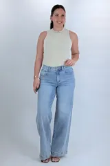Jean wide leg de tiro alto y lavado claro, con diseño de perneras amplias y costuras diagonales.