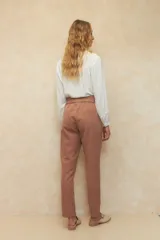 Pantalón negro de vestir con elástico en la cintura, bolsillos laterales y dos bolsillos simulados en la parte trasera.