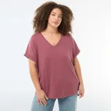Camiseta de manga corta con cuello en V, confeccionada en tejido crepé de textura sutil. Presenta un diseño holgado con mangas con dobladillo fijo.