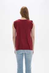 Remera blanca sin mangas con textura acanalada y corte holgado.