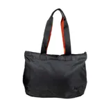 Bolso tote negro de tela resistente al agua, con asas de correa negras con borde naranja. Tiene cierre principal, bolsillos laterales (uno con cierre), seis bolsillos internos, diseño plegable y capacidad de 14,5 litros.