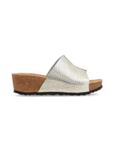 Sandalia de plataforma Vika modelo Peltre, confeccionada en cuero metalizado color plateado. Cuenta con una tira ancha en el empeine, plantilla de cuero, suela de corcho y base de goma negra.