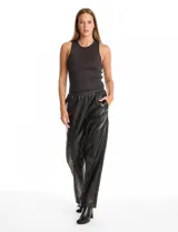 Pantalón de eco cuero negro con pretina elastizada, bolsillos laterales y pierna recta con costura frontal decorativa.