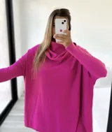 Polerón de punto fucsia con diseño mega oversize, cuello caído tipo polera y mangas largas con puños acanalados.