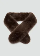 Bufanda de piel sintética en color marrón, con diseño de pelo largo y suave, ideal para abrigar en invierno.