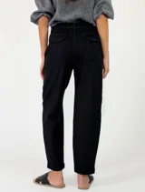 Pantalon de lino color mostaza con bolsillos laterales, tiro medio y corte recto.