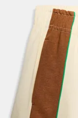 Shorts mini color beige claro, con cintura elástica de tiro medio y bandas laterales marrones con ribete verde.