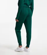 Pantalón deportivo tipo jogger color violeta oscuro, con cintura elástica ajustable con cordón, bolsillos laterales y puños ajustados.