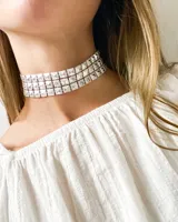 Gargantilla plateada de tres tiras con tachas piramidales.