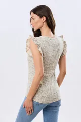 Musculosa blanca con estampado floreado sutil y volados en los hombros, de corte recto.