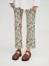 Sandalias tipo romanas de cuero vacuno color beige, con diseño de tiras entrelazadas, hebilla metálica lateral y plataforma de goma dentada.