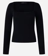 Blusa básica de punto color negro, con escote cuadrado y mangas largas, de corte ajustado al cuerpo.