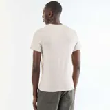 Remera lisa de corte slim fit con cuello redondo y mangas cortas, confeccionada en tejido suave.
